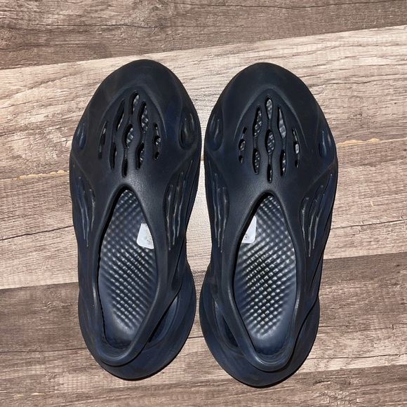 Yeezy Foamrunners - Picture 4 of 8